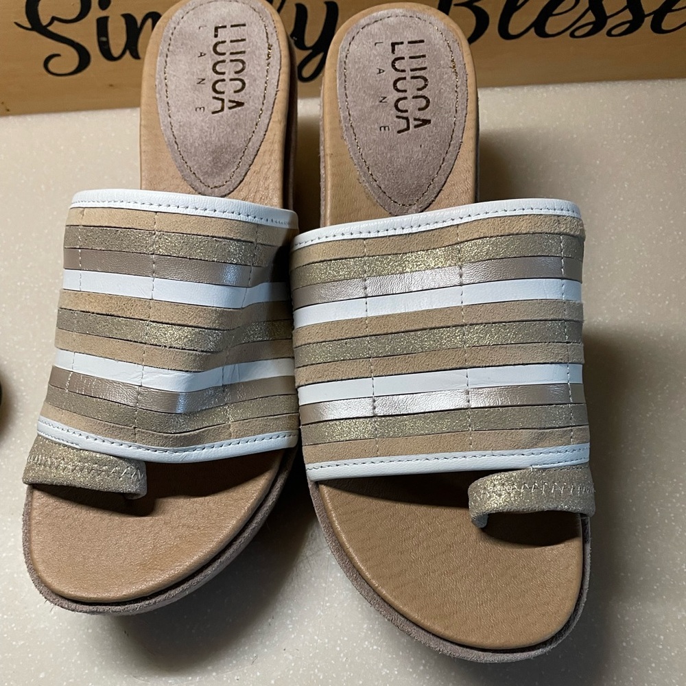 Lucca Lane 8m Sandals Wedge Slides  Gold Tan White Leather Suede? Toe Loop Euc